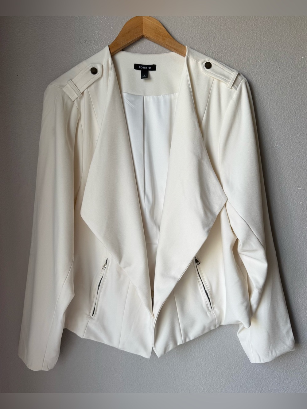 Torrid Ivory Crepe Drape-Front Jacket Women’s Size 3 Open Front Pockets